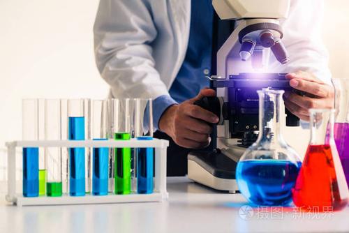 工作的人科学家在显微镜中检查生物化学样品科学技术医学研发研究理念